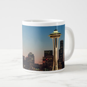 Die amerikanische Flagge fliegt zwischen den Jumbo-Tasse