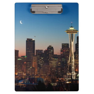 Die amerikanische Flagge fliegt zwischen den Klemmbrett