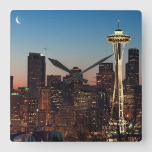 Die amerikanische Flagge fliegt zwischen den Quadratische Wanduhr