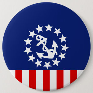 Die amerikanische Yachtflagge liegt an der Marina Button