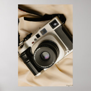 Die analoge Seele: Vintage-Filmkamera und seidene Poster