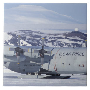 Die Antarktis, Ross-Insel, McMurdo Station, C-130 Fliese