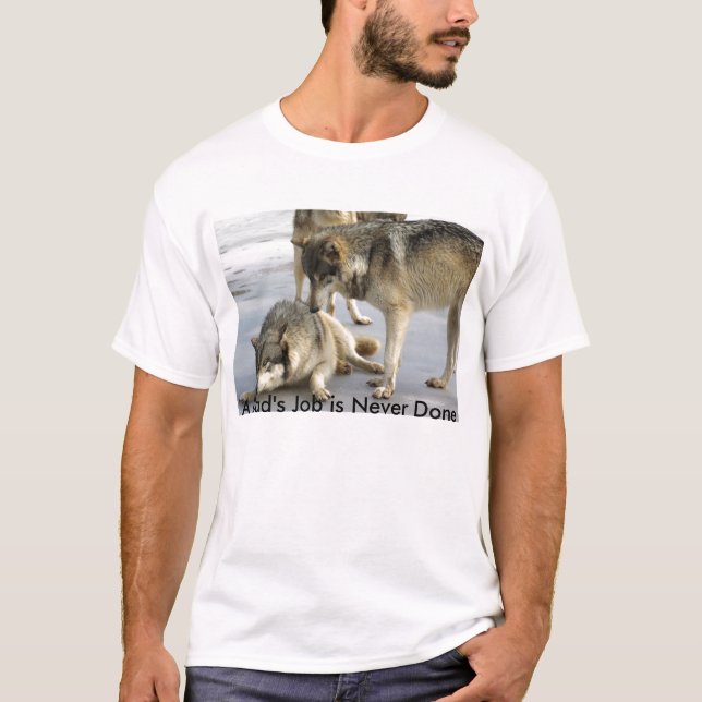 Die Arbeit eines Vaters wird nie erledigt T-Shirt (Vorderseite)