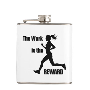 Die Arbeit ist die Belohnung, die die weibliche Fü Flachmann