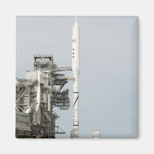 Die Ares I-X-Rakete wird auf dem Ladestreifen 2 an Magnet