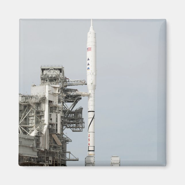 Die Ares I-X-Rakete wird auf dem Ladestreifen 2 an Magnet (Vorne)