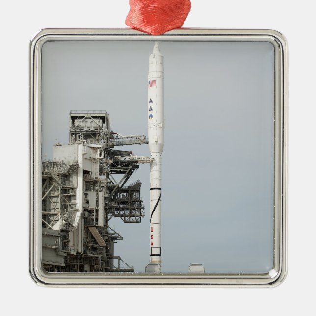 Die Ares I-X-Rakete wird auf dem Ladestreifen 2 an Silbernes Ornament (Vorne)