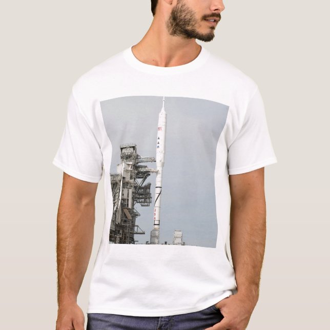 Die Ares I-X-Rakete wird auf dem Ladestreifen 2 an T-Shirt (Vorderseite)