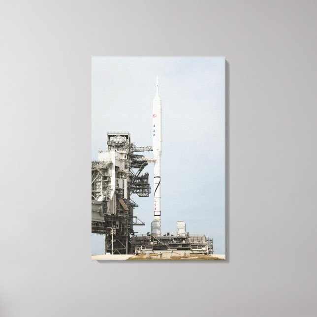 Die Ares I-X-Rakete wird auf dem Startpad angezeig Leinwanddruck (Vorderseite)