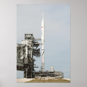 Die Ares I-X-Rakete wird auf dem Startpad angezeig Poster