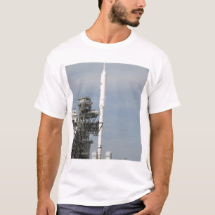Die Ares I-X-Rakete wird auf dem Startpad angezeig T-Shirt