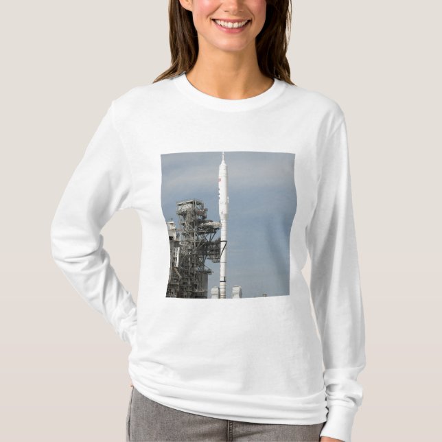 Die Ares I-X-Rakete wird auf dem Startpad angezeig T-Shirt (Vorderseite)