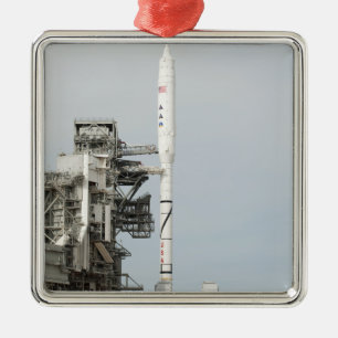 Die Ares IX Rakete wird auf der Abschussrampe 2 Silbernes Ornament