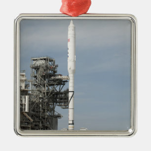 Die Ares IX Rakete wird auf der Abschussrampe Silbernes Ornament