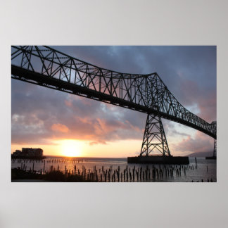 Die Astoria-Megler-Brücke bei Sonnenuntergang Poster
