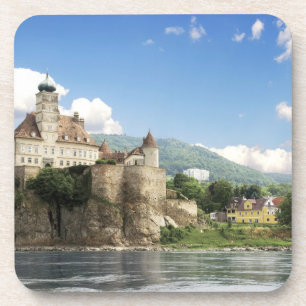 Die atemberaubende Schonbuhel Burg liegt oberhalb  Untersetzer