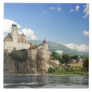 Die atemberaubende Schonbuhel Castle thront über d Fliese