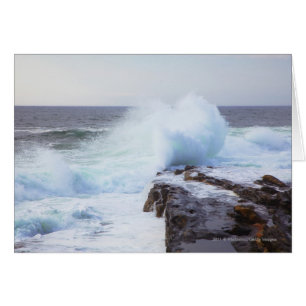 Die Atlantikwelle bricht in Maine ab