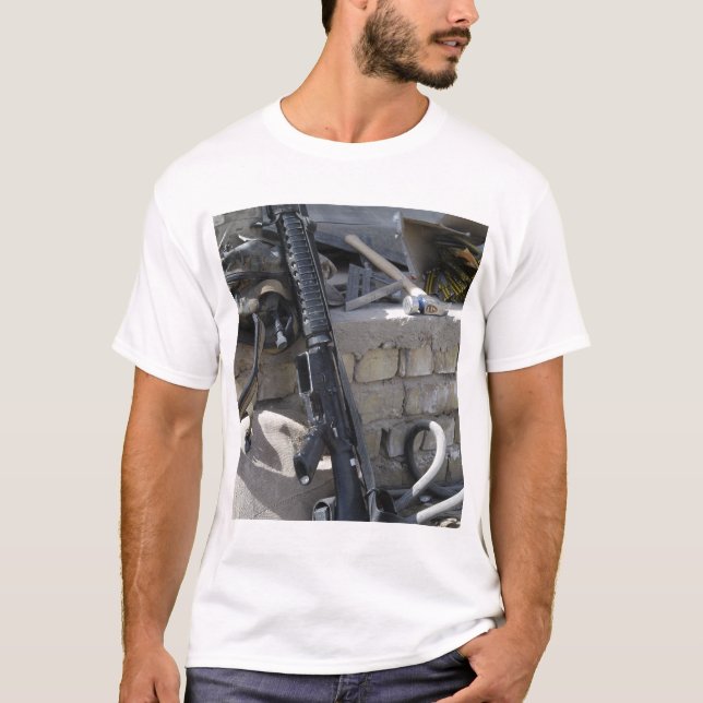 Die Ausrüstung eines Schiffes T-Shirt (Vorderseite)