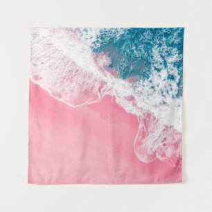 Die Aussicht aus der Luft auf einen rosa Sandstran Wandteppich