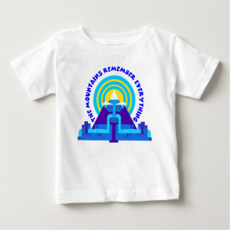 Die Berge erinnern sich an alles Baby T-shirt