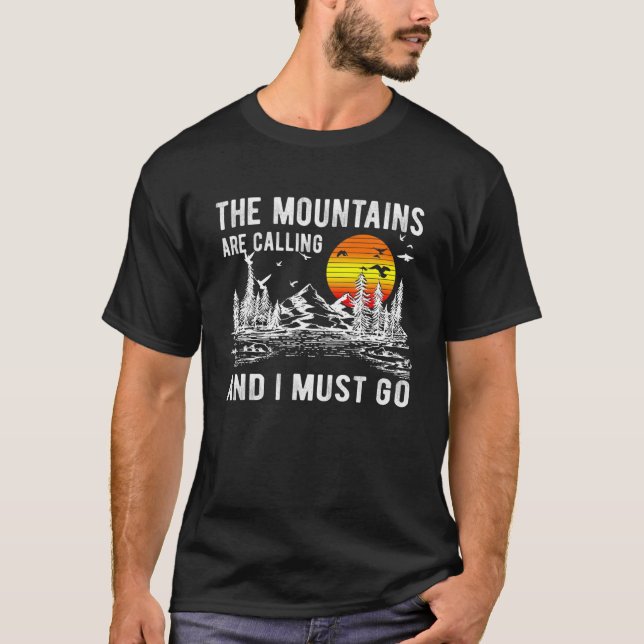 Die Berge fordern, dass ich wandern muss Camping T-Shirt (Vorderseite)