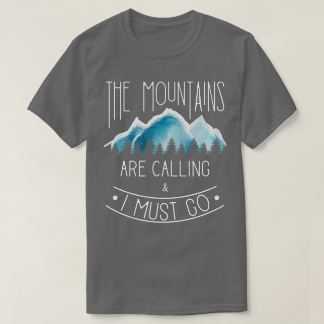 Die Berge nennen Bergwandern und Camp T-Shirt (Design vorne)