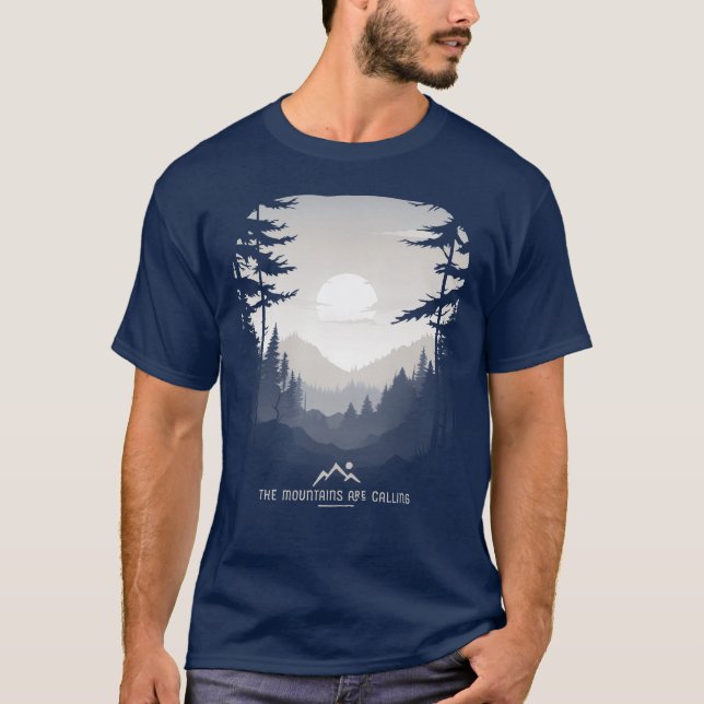 Die Berge nennen den Grafischen Waldnebel T-Shirt (Vorderseite)