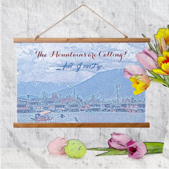 Die Berge nennen Vivid Blue Lake & Boat Wandteppich Mit Holzrahmen (Von Creator hochgeladen)