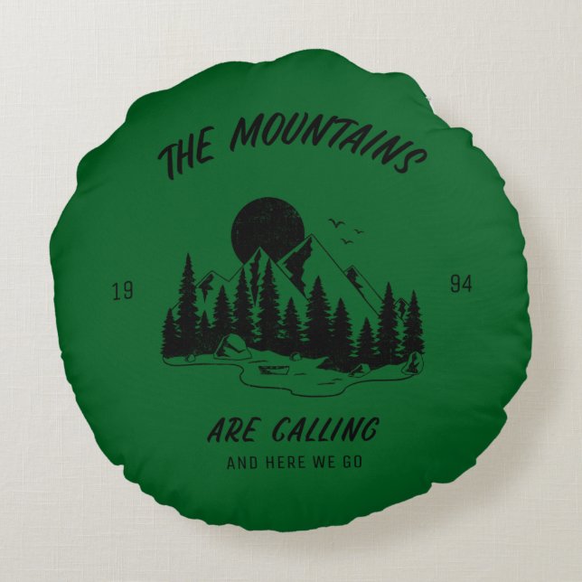 Die Berge rufen und hier gehen wir Rundes Kissen (Rückseite)