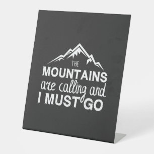 Die Berge rufen, und ich muss gehen Sockelschild