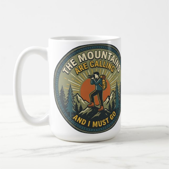 Die Berge rufen Vintage-Wanderabzeichen Kaffeetasse (Links)
