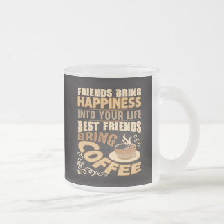 Die besten Freunde bringen Kaffee zum sonnigen Kaf Mattglastasse