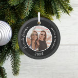 Die besten Freunde Foto-Namen schwarz Ornament Aus Glas<br><div class="desc">Personalisieren Sie Ihr eigenes Foto. Ein schwarzer Hintergrund. Geben Sie Ihre Namen und das Jahr ein. Weißer Text.</div>