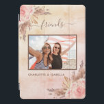 Die besten Freunde Foto Pampas Rosa Rose Gold iPad Pro Cover<br><div class="desc">Personalisieren Sie Ihr eigenes Foto. Eine Rose Gold,  rot rosa Farbverlauf Imitate metallisch aussehen Hintergrund. Brauner Rahmen mit Pampasgras und rosa Blumen. Geben Sie Ihren Namen und ein Jahr ein.</div>