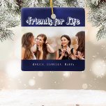 Die besten Namen der Fotos in blauen Farben Keramikornament<br><div class="desc">Ein Geschenk für Ihre besten Freunde zu Geburtstagen,  Weihnachten oder einem besonderen Ereignis. Schwarzer Text: Friends for Life,  geschrieben mit einem trendigen Stil Skript. Personalisieren und verwenden Sie Ihr eigenes Foto und Ihre eigenen Namen. Ein marineblauer Hintergrund. Die blaue Farbe ist ungleichmäßig.</div>