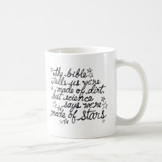 Die Bibel sagt uns, dass wir vom Schmutz… gemacht Tasse