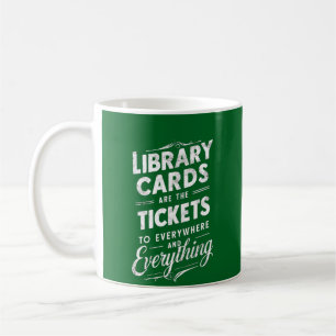 Die Bibliothekskarten sind überall zu finden Kaffeetasse