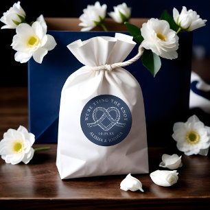 Die Bindung der Brustwarzen an die Navy und die We Runder Aufkleber