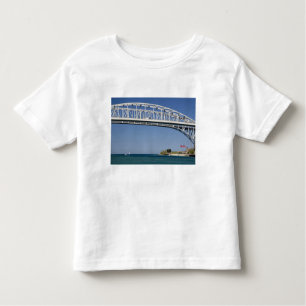 Die Blaue Wasserbrücke ist eine zweispurige Brücke Kleinkind T-shirt