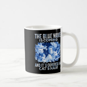 Die Blaue Welle kommt in den Katzenhaaren auf die Kaffeetasse