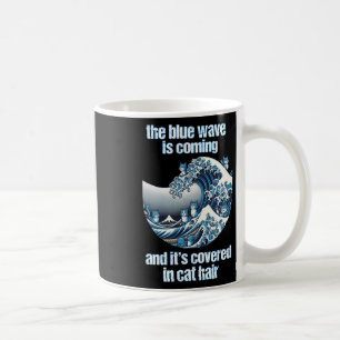 Die Blaue Welle kommt in den Katzenhaaren auf die Kaffeetasse