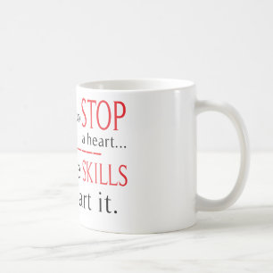 Die Blicke, zum einer Herz-Krankenpflege-Tasse zu Tasse