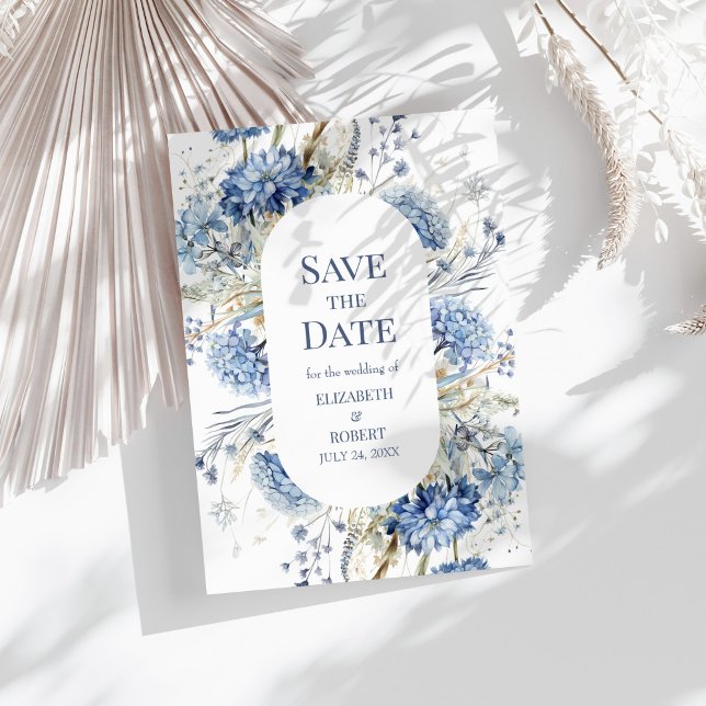 Die Blue Garden Wildblumen retten die Termine Einladung (French Blue Garden Wildflowers Save The Dates Invitation on a sunny table with dry botanical.)