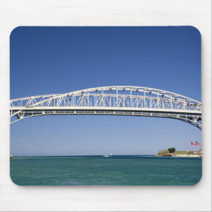 Die Blue Water Bridge ist eine zweispurige Brücke Mousepad