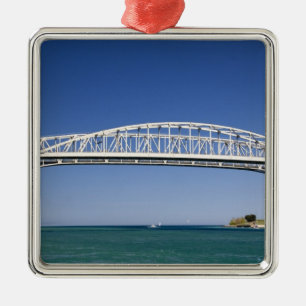 Die Blue Water Bridge ist eine zweispurige Brücke Silbernes Ornament