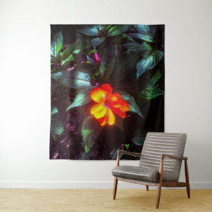Die Blume leuchtet bei Sonnenlicht Wandteppich