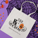 Die Boo-Crew Halloween Ghost Pumpkin Personalisier Tragetasche<br><div class="desc">Ein fabelhaftes modernes Design des beliebten typografischen Textes "Die BOO-Crew" mit einem niedlichen Geist,  Kürbis und Spinne mit Weben. Ideal für die ganze Familie für Ihre Halloween-Feiern. Anpassen,  indem Sie den Text im Textfeld bearbeiten oder Text ohne Text löschen.</div>