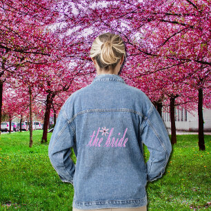 die Braut in Rosa Jeansjacke