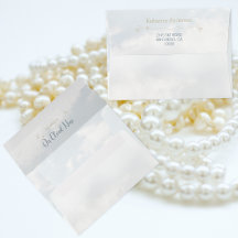 Die Braut steht auf neun eleganten wolkigen Brautp